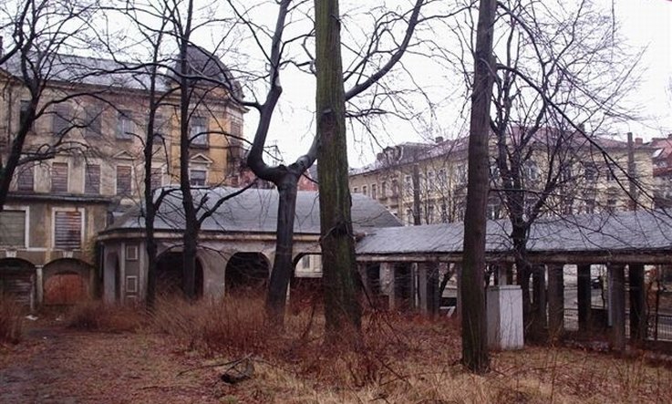 Blick vom Garten auf das Haupthaus