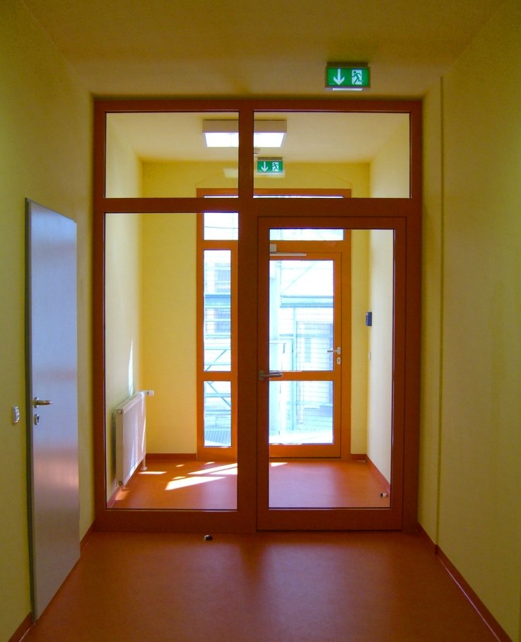 Rote Fluchttür im EG